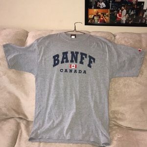 Lago apparel Canadian original designs large Banff Canada 🇨🇦 souvenir tee 💕